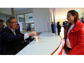 Kütüphaneye Gelen Öğrencilere Rektör'den Çorba