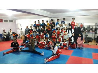 Kick Boksçuların Kemer Heyecanı