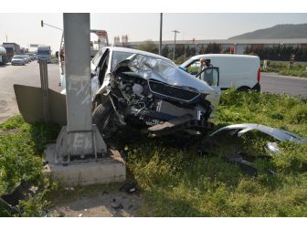 Aliağa’da Kamyonet İle Otomobil Çarpıştı: 2 Yaralı