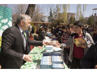 Başkan Çelik ’Kitap Bizden Okumak Sizden’ Etkinliğinde Kitap Dağıttı