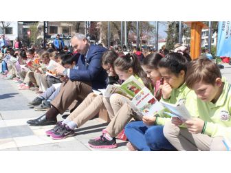 Bin Öğrenci Aynı Anda Kitap Okudu