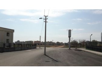 Elektrik Direkleri Yol Ortasında Kaldı