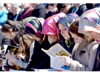 Şehir Meydanında Toplanıp Kitap Okudular
