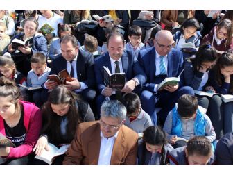 Edirne’de Caddede Kitap Okudular