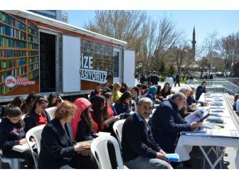Kitap Okumaya Dikkat Çekmek İçin Sessiz Okuma Etkinliği Düzenlendi