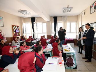 Öğrencilerden Dündar’a Doğum Günü Sürprizi