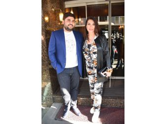 Ünlü Sanatçı Ebru Yaşar Ve Eşinden Örnek Davranış