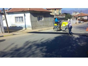 Alaşehir’de Bozulmuş Yollara Asfalt Çalışması