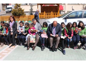 Şavşat Kaymakamı Öğrencilerle Sokakta Kitap Okudu