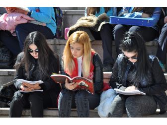 Yozgat’ta 30 Dakika Boyunca Meydanda Kitap Okundu