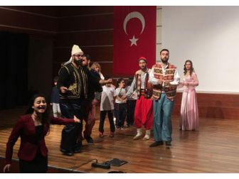 Dünya Tiyatro Günü’nü Sahneledikleri Oyunla Kutladılar