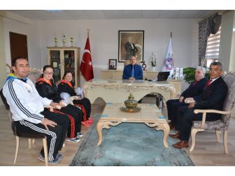 Şampiyon Sporculardan Milli Eğitim Müdürüne Ziyaret