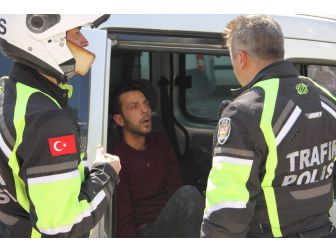 Kaza Yaparak Yola Devam Eden Otomobili Polis Ekipleri Durdurdu