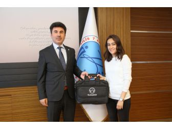 Satranç Turnuvasında Dereceye Giren Öğrencilere Ödülleri Verildi