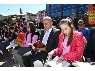 Belediyenin Önünde Kitap Okudular