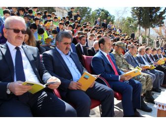 Yöneticilerle Öğrenciler Kitap Okudu
