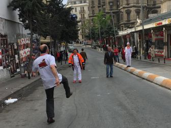 Taksim Esnafı Müşteri Bulamayınca Top Oynadı