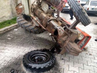 Çorum, Sungurlu’da Ön Tekeri Çıkan Traktör Devrildi: 2 Yaralı