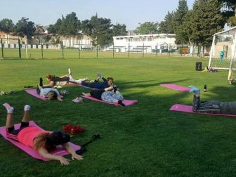 Çeşme'de Çim Sahada Aerobik Keyfi