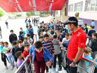 Çocuklar ‘Türk Yıldızları’ İle Uçtu