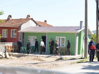 Altıeylül Kaymakamı Kaya ve Başkanı Kafaoğlu Evi Yıkılan Vatandaşa Prefabrik Ev