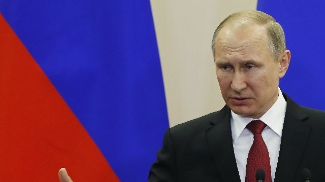 Putin Macron’u tebrik etti!
