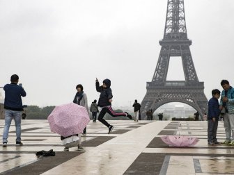 Japon Turistlerin Eyfel Manzaralı Selfie Keyfi