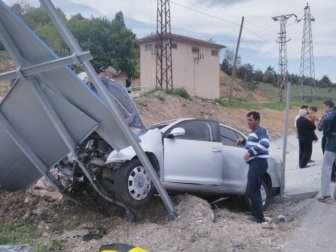 Bilecik'te Otomobil Trafik Levhasına Çarptı; 1’i Çocuk 3 Yaralı