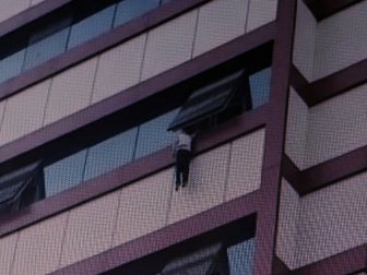 Pencerede Asılı Kalan 5 Yaşındaki Çocuk Son Anda Düşmekten Kurtuldu