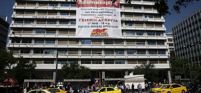 Yunanistan karıştı ! Göstericiler Maliye Bakanlığını İşgal Etti