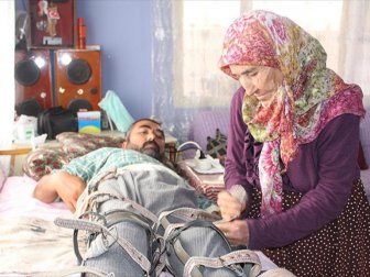 Felçli Oğluna 25 yıldır bakan anne..