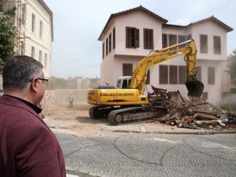 Kırklareli'nde "Ucube" Bina İzmir Marşı İle Yıkıldı