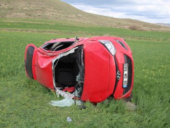 Sivas'ta Öğretmenleri Taşıyan Otomobil Tarlaya Devrildi: 3 Yaralı