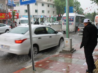 Afyonkarahisar’da Aniden Bastıran Yağmur Hayatı Felç Etti