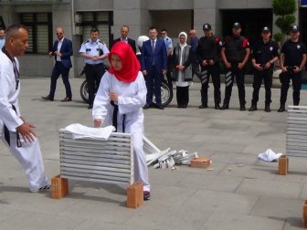 Rekortmen Tekvandocu Özçınar, Mermerleri Bu Kez Şehit Polisler İçin Kırdı
