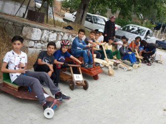 Manisa'da Öğrenciler Kendi Yaptıkları Tahta Arabalarla Yarıştı