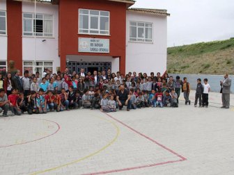 Şehit er Emre Kaan Arlı'nın Ailesinden Öğrencilere Ayakkabı