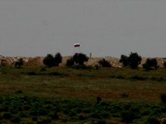 PYD'nin Sınıra Çektiği Suriye ve Rus Bayrakları Silahlı Kişilerce Tarafından Korunuyor