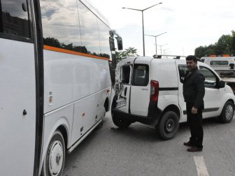 Gebze'de Servis Aracı Önündeki Üç Araca Çarptı: 1 Yaralı