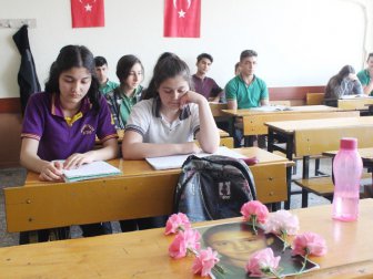 Denizli'de Kalp Krizinden Ölen Lise Öğrencisi Kızın Arkadaşları Masasını Çiçeklerle Donattı