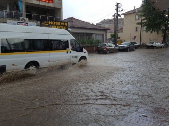 Balıkesir'de Caddeler Göle Döndü