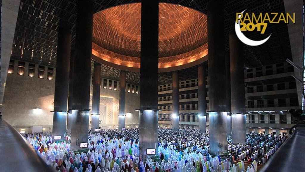 İslam Dünyası İlk Teravih Namazını Kıldı