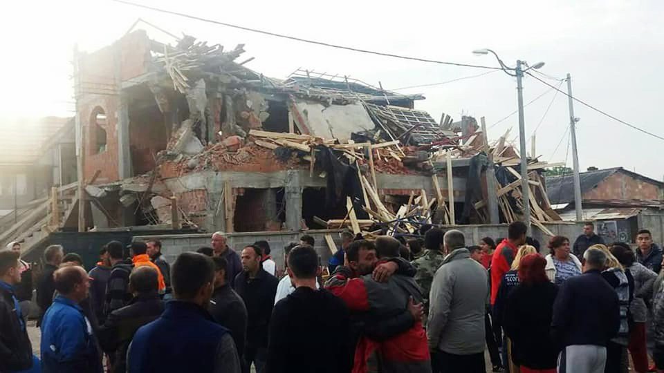 Sırbistan'da Cami Yıkımına Müslümanlardan Namazlı tepki!