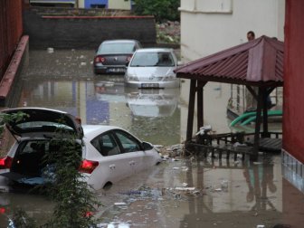 Çorum'da Apartman Duvarı Yıkıldı, Araçlar Sel Sularına Gömüldü