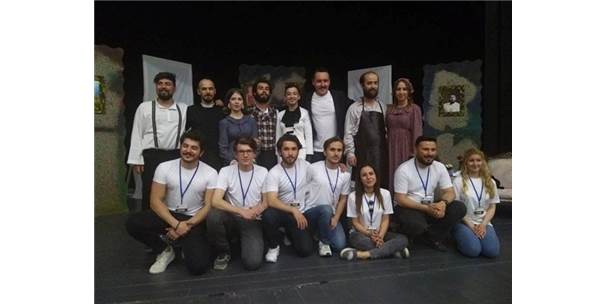 Düzce'de Hortlaklar tiyatro oyununa ilgi büyük oldu!