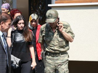 Şehit Albay Oğuzhan Küçükdemirkol'un Kızı ve Eski Eşi Tören İçin Ankara’ya Gitti