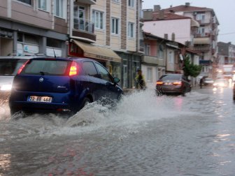 Edirne'de Yarım Saatte Caddeler Göle Döndü, Onlarca Araç Yolda Kaldı