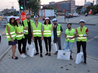 Turgutlu'da Kırmızı Işıkta Sürücülere İftarlık Dağıttılar