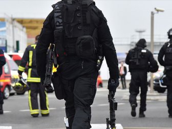Paris, Notre Dame Kilisesi Önünde Polise Saldırı
