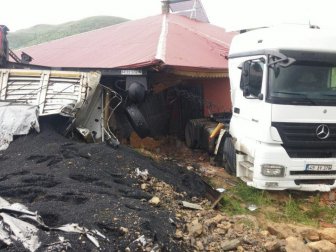Bayburt’ta Kontrolünü Kaybeden Tır Evin Üzerine Uçtu